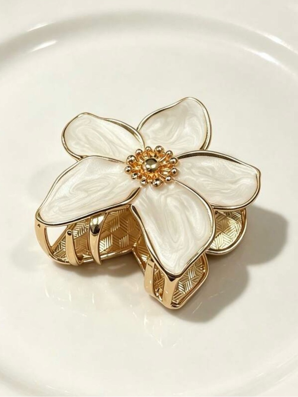 Elegant Pearl White Floral Hair Claw